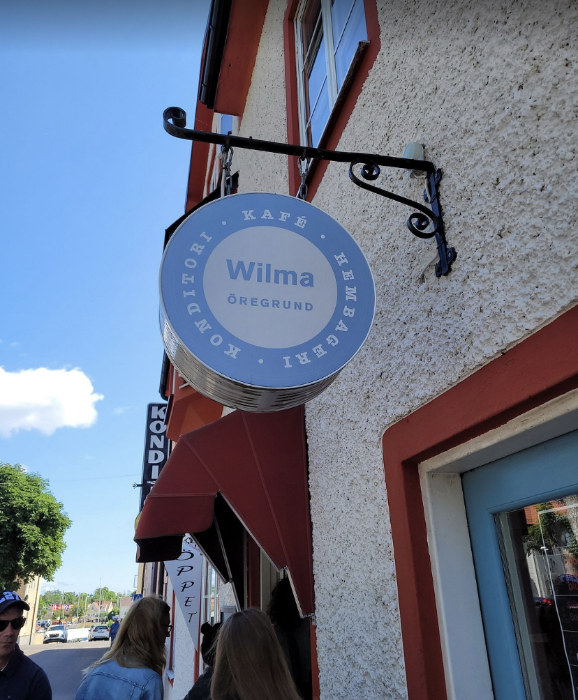 Skylten utanför Kafé Wilma i Öregrund